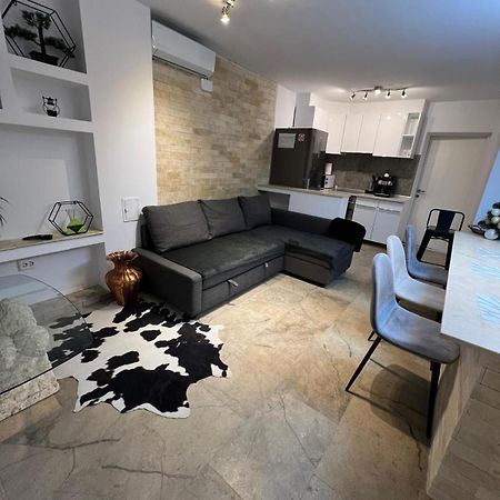 Luxus Cluj Airport Apartments Exteriör bild