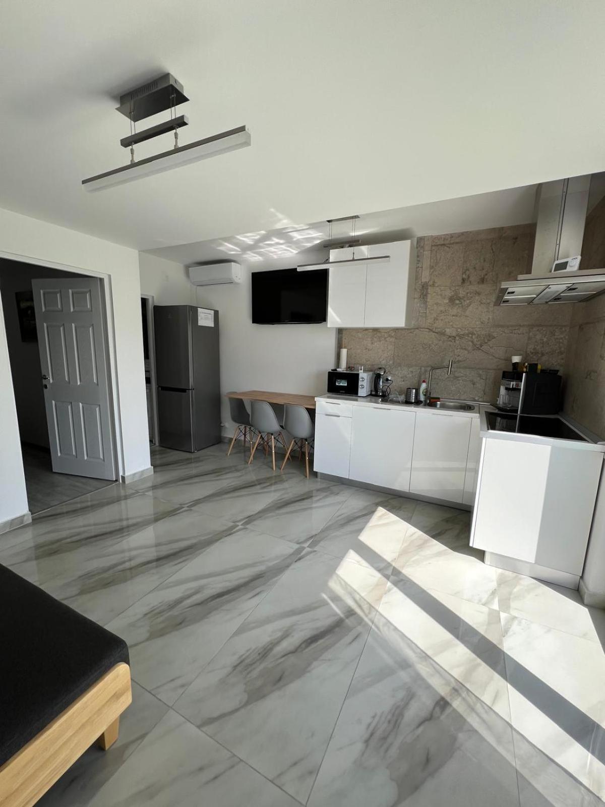 Luxus Cluj Airport Apartments Exteriör bild